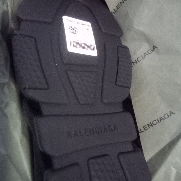 Balenciaga Men's Speed Sneakers, size 9, black in color - Picture 7 of 8